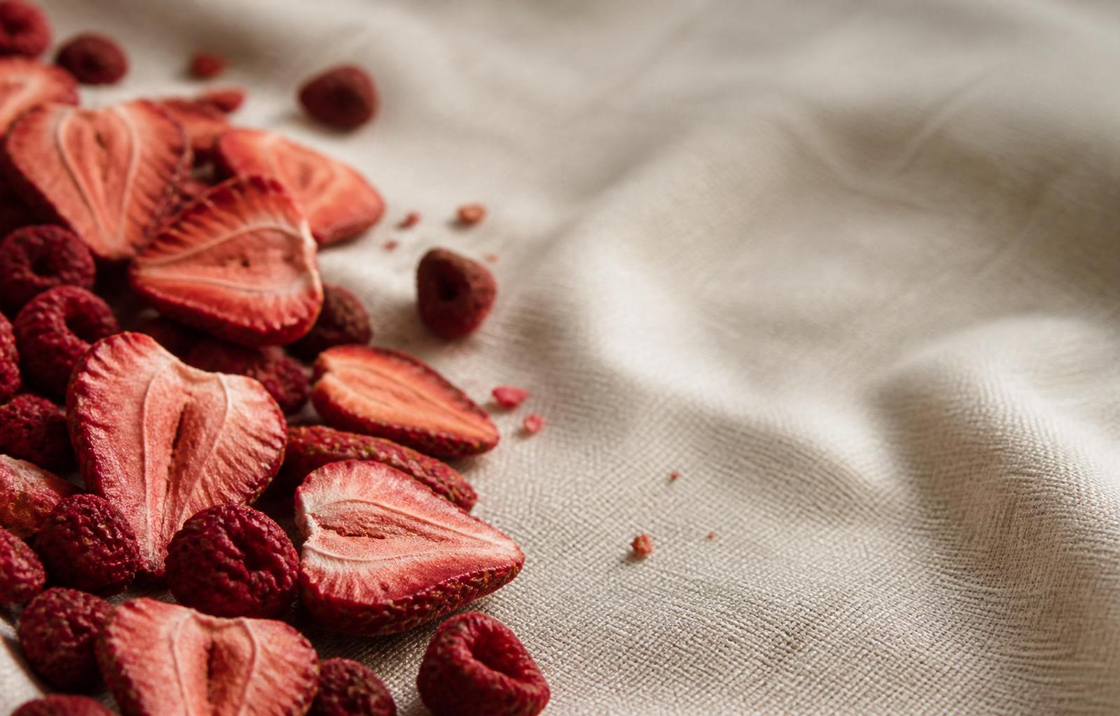 Fraises et framboises lyophilisées sur lin naturel